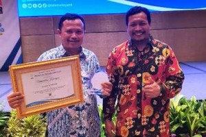 Rektor Uniku berfoto bersama usai menerima anugerah Gold Winner